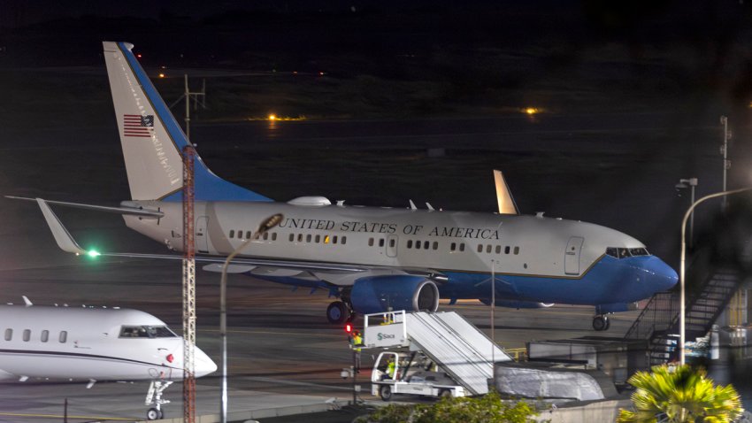 Fotografía que muestra el avión donde el secretario de Energía de EE.UU., Chris Wright, llegó este martes, a Venezuela para la firma de un nuevo contrato de la empresa estadounidense Chevron en la Faja Petrolífera del Orinoco, en el aeropuerto Simón Bolívar en Maiquetía (Venezuela). EFE/ Miguel Gutiérrez