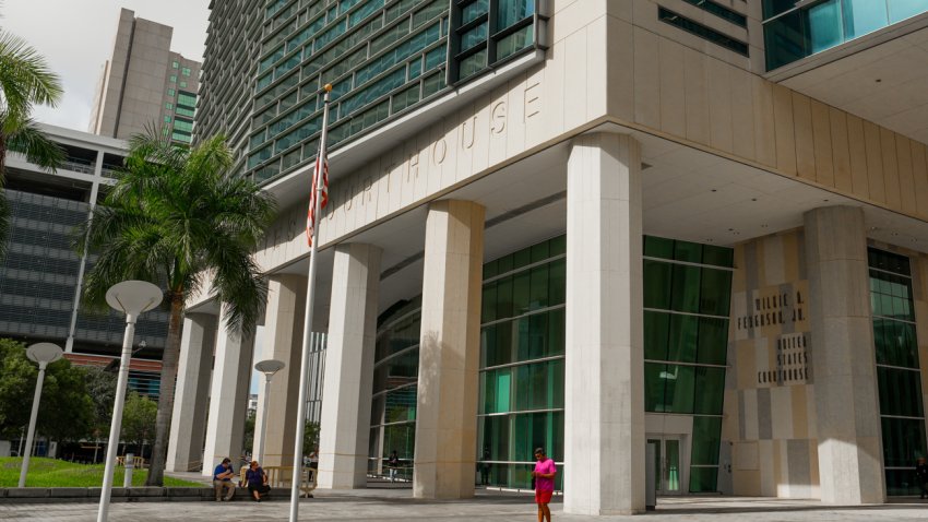 AME6185. MIAMI (ESTADOS UNIDOS), 10/09/2026.- Fotografía que muestra la fachada del Palacio de Justicia Federal Wilkie D. Ferguson Jr. este jueves, en Miami (Estados Unidos). Una jueza federal de Miami determinó que tiene jurisdicción para avanzar en una demanda que busca la regularización de hasta medio millón de cubanos en Estados Unidos, lo que los abogados del caso calificaron como una "victoria importante" y un paso clave para abrirles de nuevo las puertas a la ley migratoria del Ajuste Cubano. EFE/ Alberto Boal