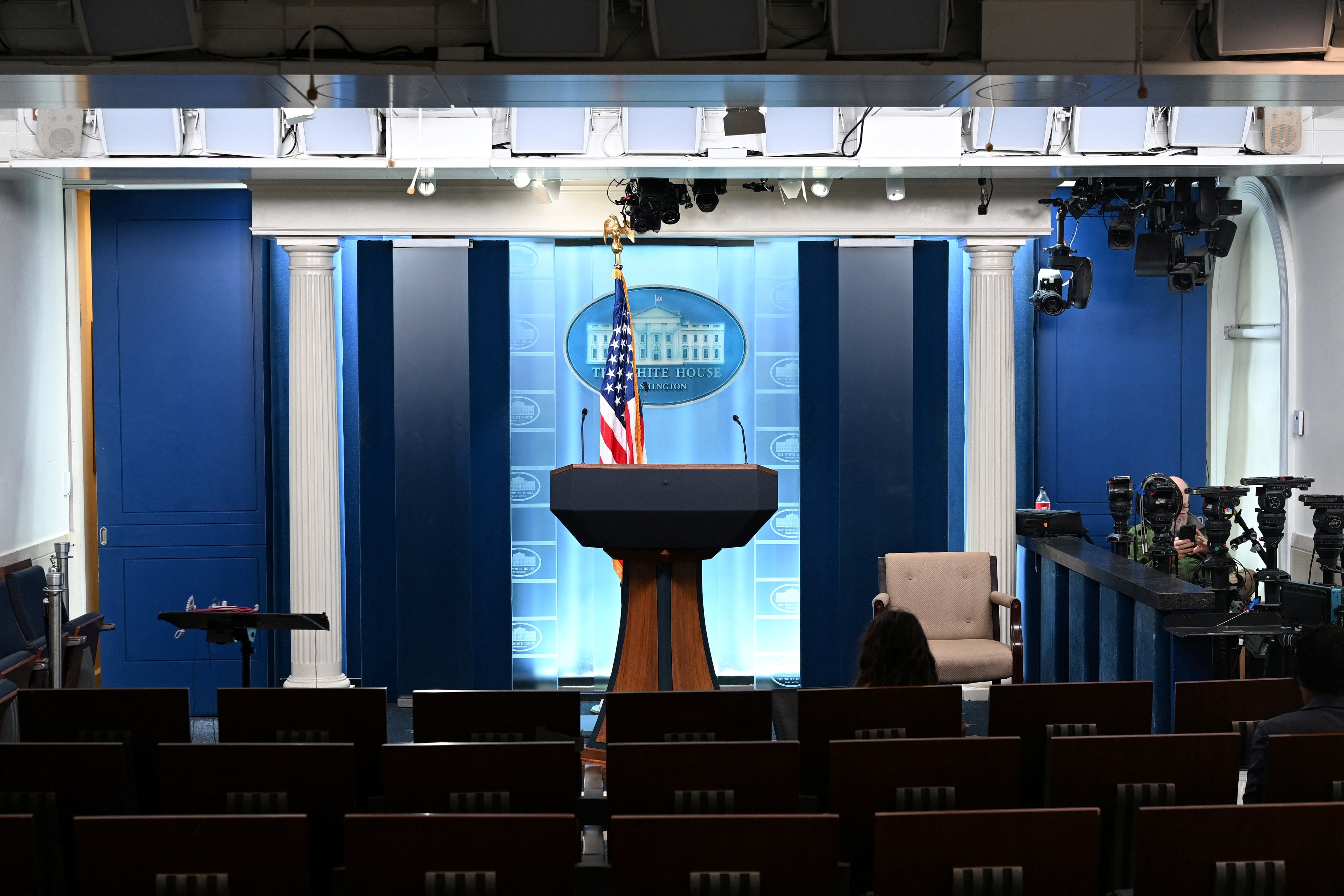 Trump insinúa convertir la sala de prensa en piscina