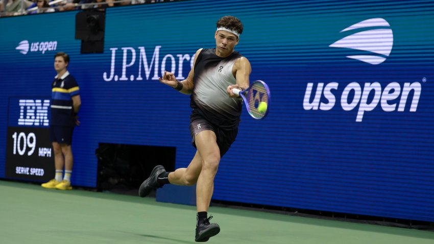 FLUSHING MEADOWS (United States), 09/09/2026.- Ben Shelton of the USA in action against Carlos Alcaraz of Spain during their Men’s Singles Quarterfinals match of the US Open Tennis Championships at the USTA Billie Jean King National Tennis Center in Flushing Meadows, New York, USA, 08 September 2026. (Tenis, España, Nueva York) EFE/EPA/CRISTOBAL HERRERA-ULASHKEVICH