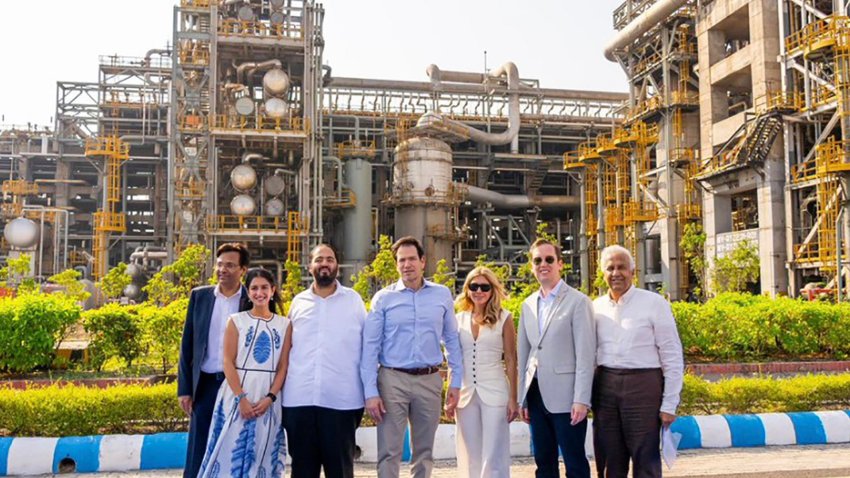 JAMNAGAR (INDIA), 21/10/2026.- El secretario de Estado de EE. UU., Marco Rubio, recorrió este miércoles el complejo petrolero de Jamnagar en la India, considerado la mayor refinería del mundo en un único lugar, de la mano de la multimillonaria familia Ambani, propietaria del conglomerado industrial Reliance Industries. Casi toda la familia del magnate Mukesh Ambani, el hombre más rico de Asia, encabezados por su hijo Anant Ambani y su esposa Radhika Merchant, posaron junto a Rubio, su esposa Jeanette Rubio y el embajador Gor en una fotografía difundida en X por el embajador tras el tour. EFE/Cuenta en  X del embajadore estadounidense en India Sergio Gor -SÓLO USO EDITORIAL/SOLO USO PERMITIDO PARA ILUSTRAR LA NOTICIA QUE APARECE EN EL PIE DE FOTO (CRÉDITO OBLIGATORIO)-