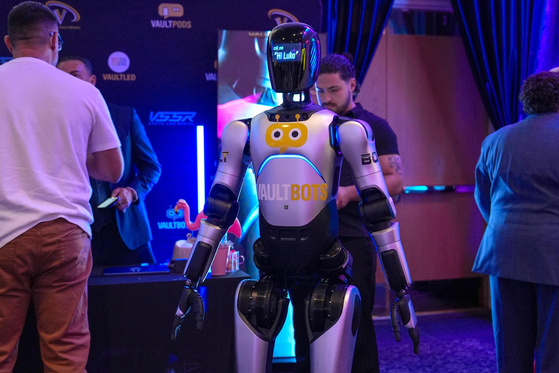 Presentan en Miami robot humanoide que ayudará en hoteles, restaurantes y geriátricos