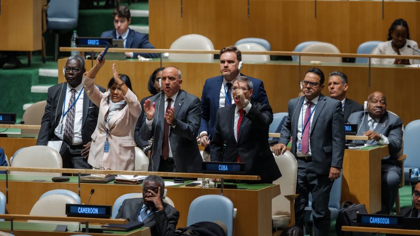 NEW YORK (United States), 27/10/2026.- Members of the Cuban delegation rise in protest as the United States Permanent Representative to the United Nations addresses the General Assembly during the annual debate on the US economic embargo on Cuba at UN Headquarters in New York, New York, USA, 27 October 2026. The United Nations General Assembly holds an annual plenary session to debate and vote on a resolution demanding an end to the US commercial and financial blockade of Cuba. (Protestas, Estados Unidos, Nueva York) EFE/EPA/OLGA FEDOROVA