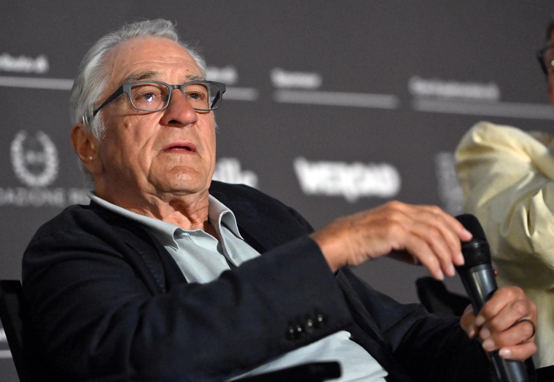 De Niro califica a Trump de 'cobarde' en acto por el voto en Nueva York
