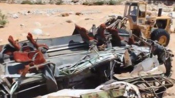 Tragedia: 14 muertos al volcarse autobús en un puente