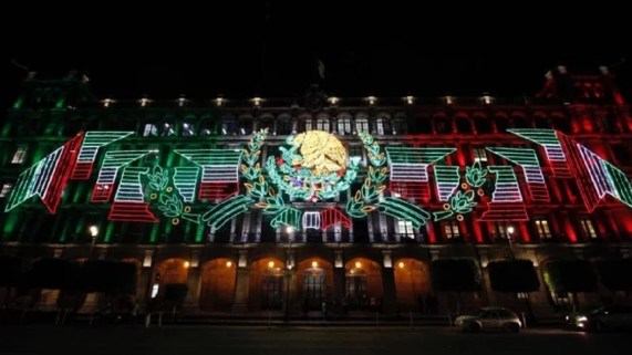 El corazón de México ya luce la iluminación patria
