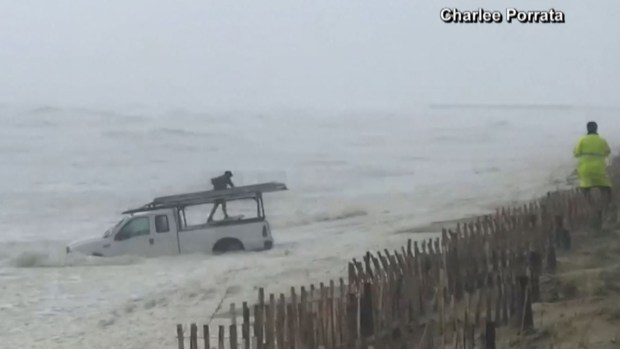 [TLMD - NATL] En video: lucha contra el mar picado por Dorian para rescatar su camioneta