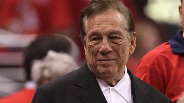 Video: Le sigue lloviendo a Donald Sterling