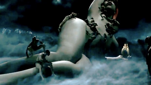Video: Lady Gaga te baña de negro
