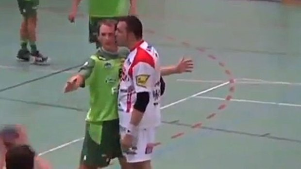 Video: Tremendo "agarrón" por beso