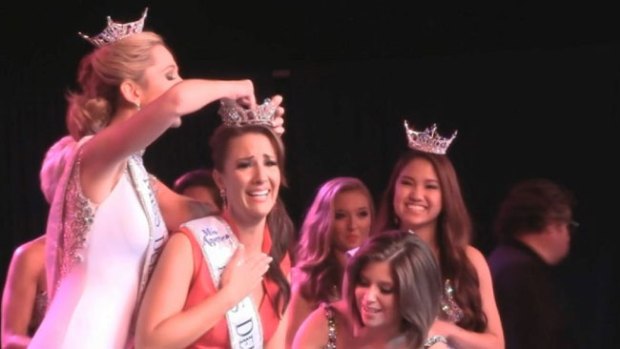 Video: Demanda la destronada Miss Delaware
