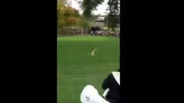 Video: Pierde una apuesta y corre desnuda