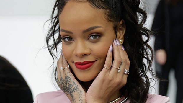 Video: Rihanna celebra con los senos al aire