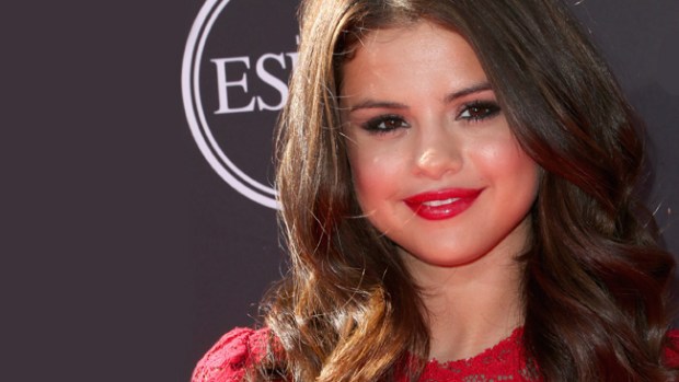 Video: Selena Gómez celebra 21 a lo grande