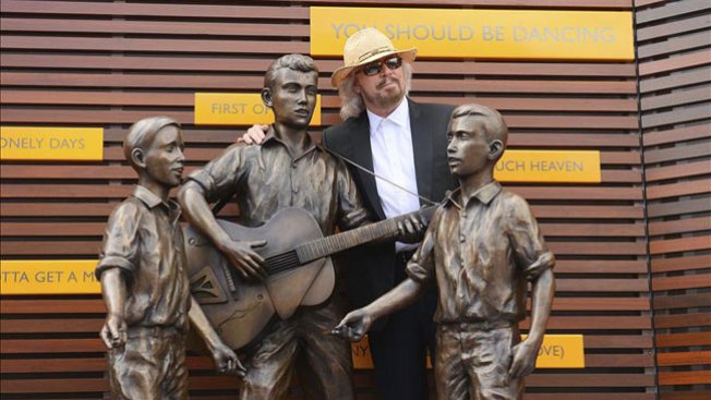 Barry Gibb, difícil tocar sin sus hermanos