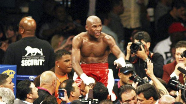 Mayweather se mantiene imbatible