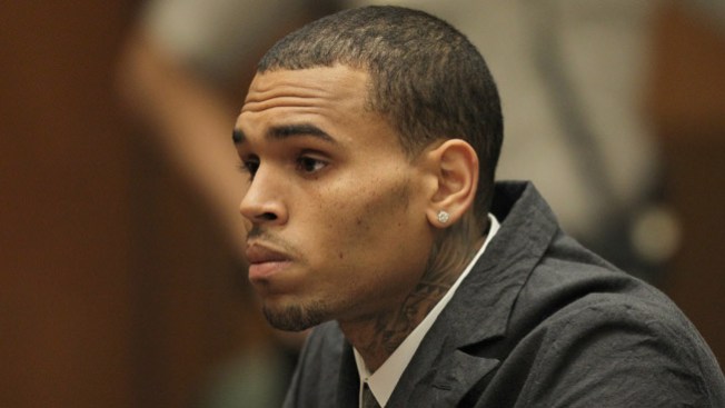 Chris Brown se estrella en su auto