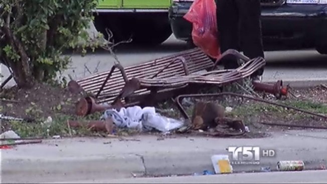 Vehículo embiste parada de bus