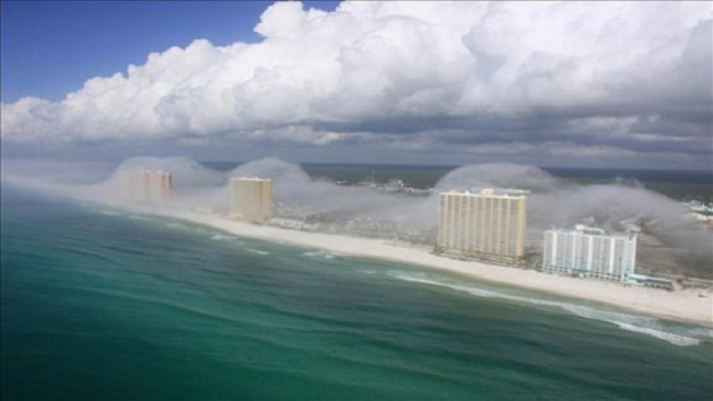 “Tsunami” de nubes en rascacielos
