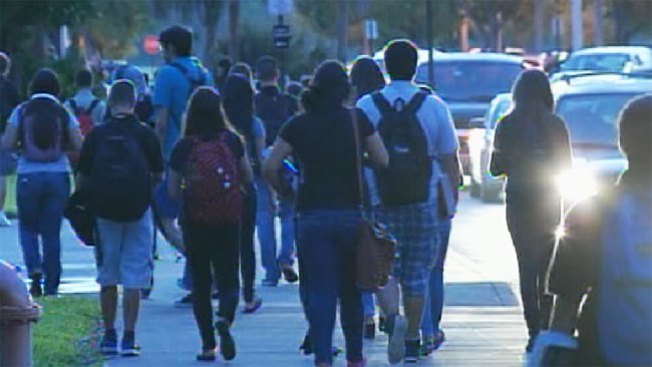 Reabre escuela tras tragedia