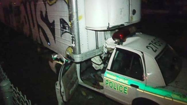 Policía choca con trailer