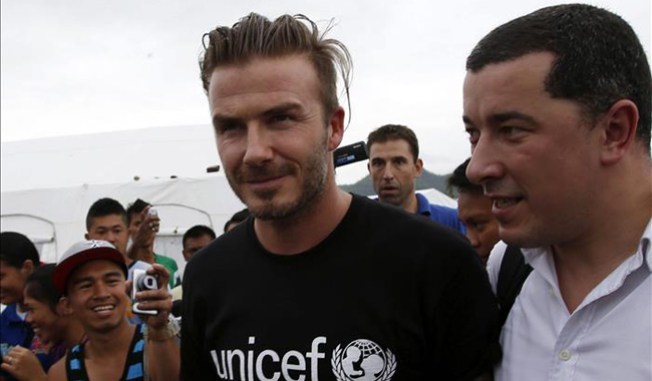 Beckham visita niños afectados por tifón