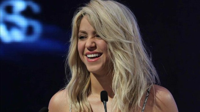 Shakira defiende plan educativo
